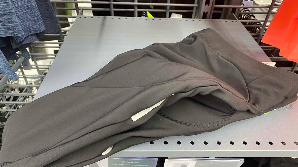 Fahrradhose lang getestet: Detailansicht des Materials einer Hose, die auf einem grauen Regalboden liegt.