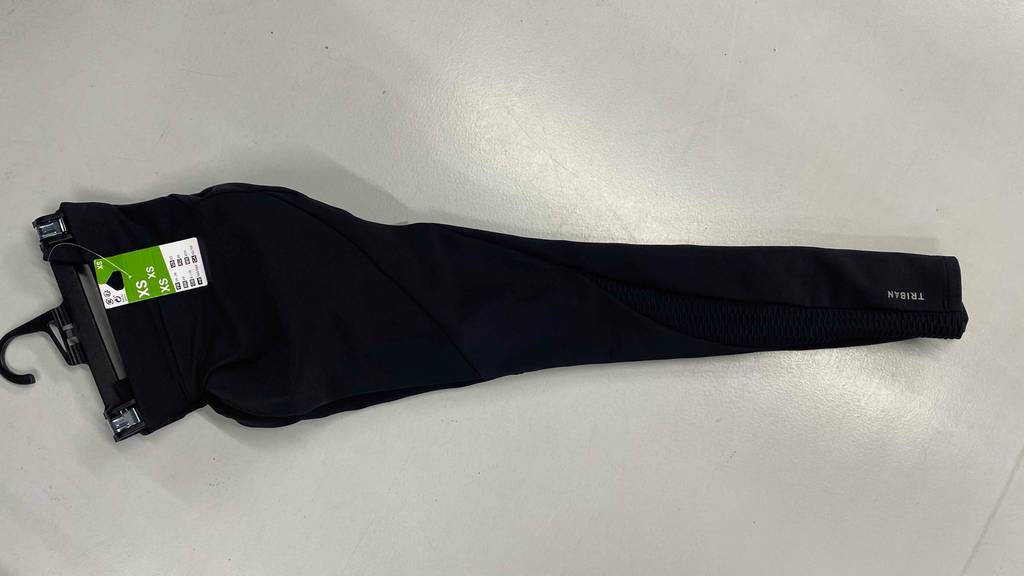 Im Test: Eine lange Fahrradhose liegt auf einer weißen Fläche.