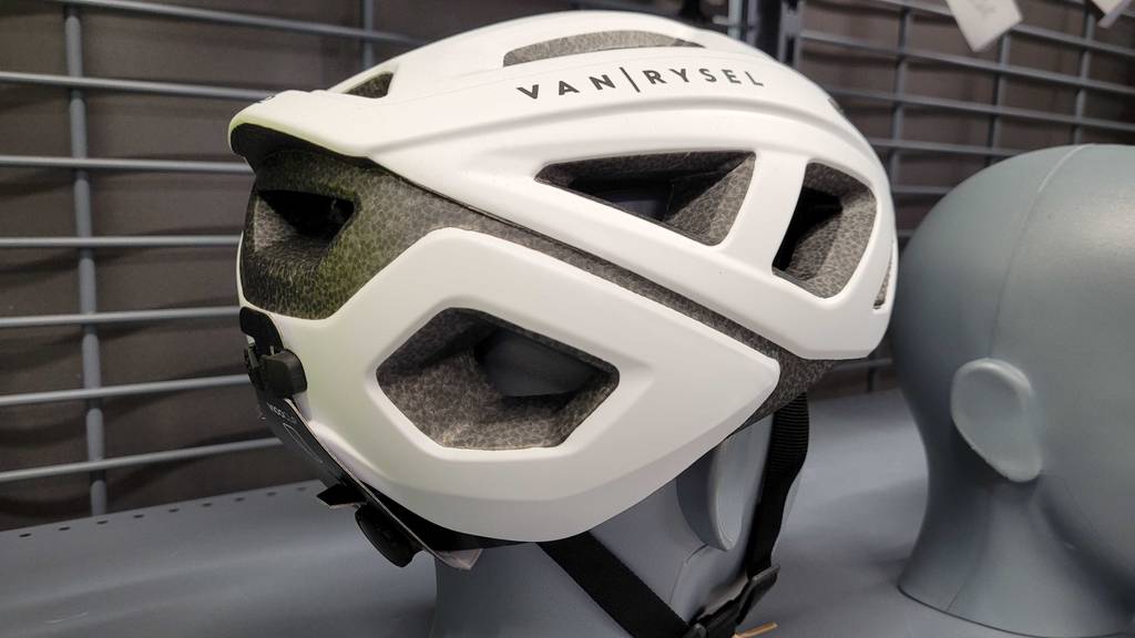 Fahrradhelm-Test: weißer Fahrradhelm, mit grauem Innenpolster und großen Belüftungslöchern versehen auf einem hellgrauen Puppenkopf