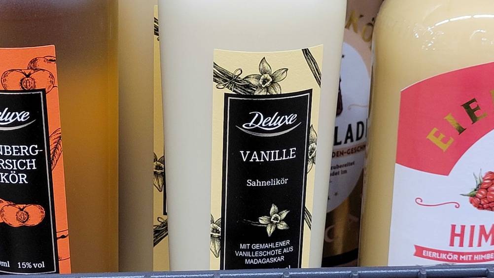 Vanille-Likör getestet: Nahaufnahme des Labels auf der Flasche mit Logo und Artikelbezeichnung.