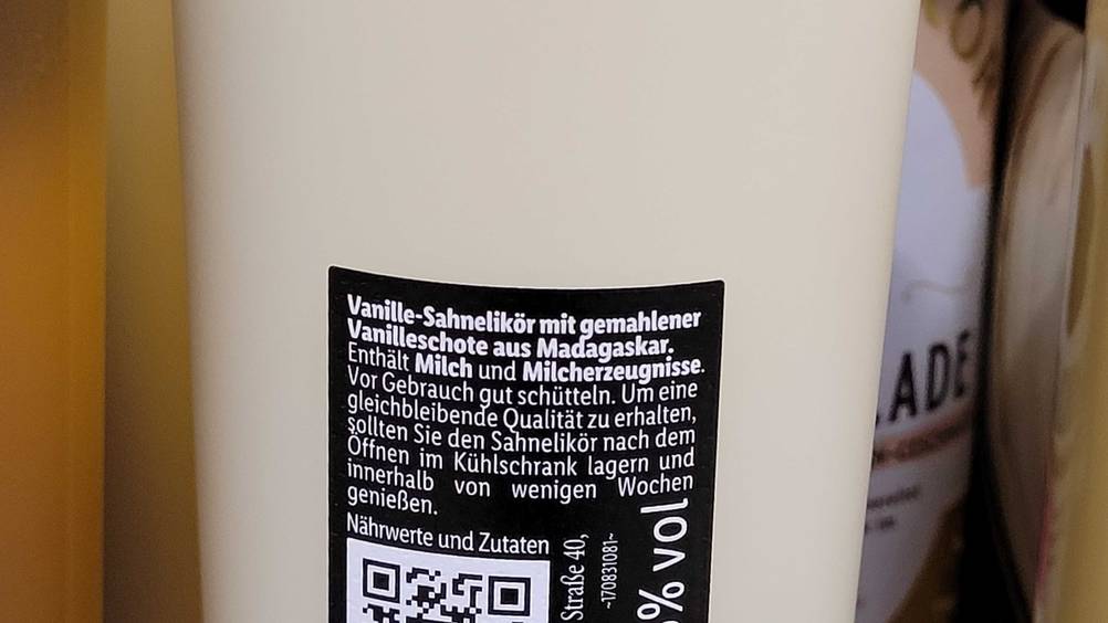 Vanille-Likör im Test: Nahaufnahme des Labels auf der Rückseite der Flasche mit Zutaten.
