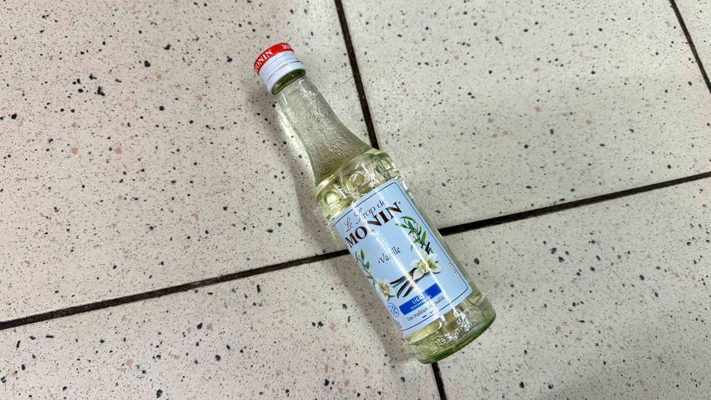Eine Flasche des getesteten Vanille-Sirup auf einem Fließenboden.