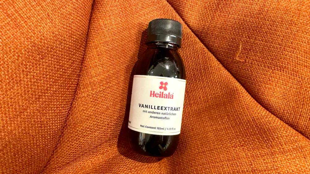Eine Flasche des getesteten Vanilleextrakts auf einem orangenem Stoff.