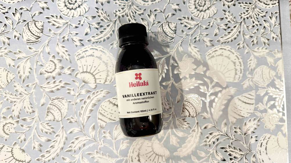 Der Vanilleextrakt im Test auf einer gemusterten Fläche.