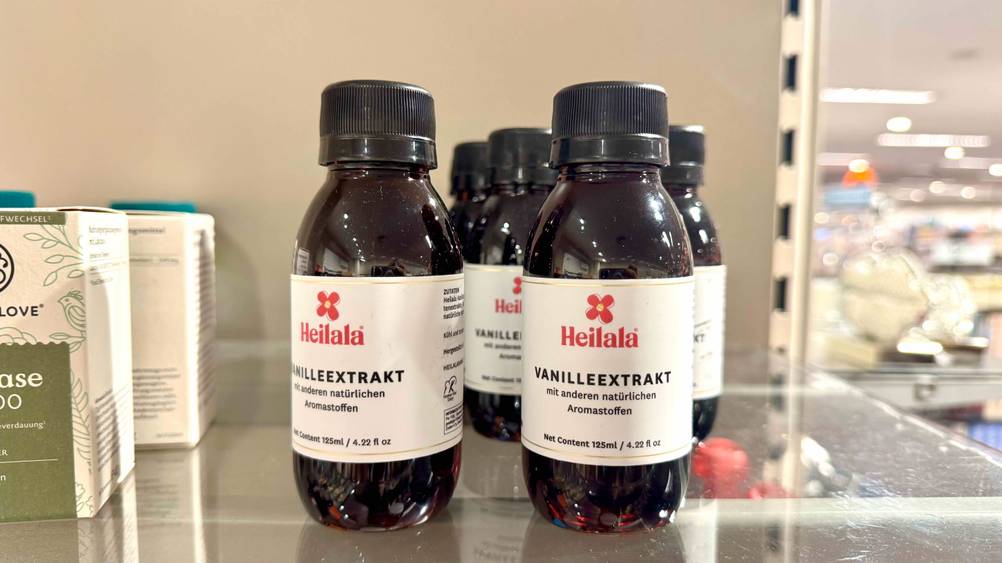 Mehrere Flaschen des getesteten Vanilleextrakts auf einem Regal stehend.