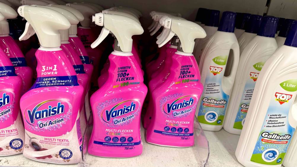 Mehrere Flaschen des getesteten Vanish-Fleckenentferner in einem Regal neben anderen Produkten.
