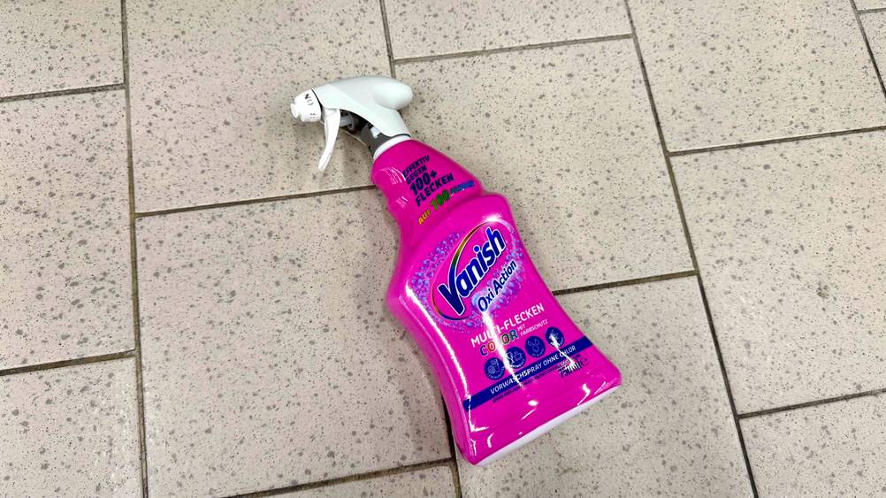Eine Flasche des Vanish-Fleckenentferner im Test liegt auf einem Fließenboden.