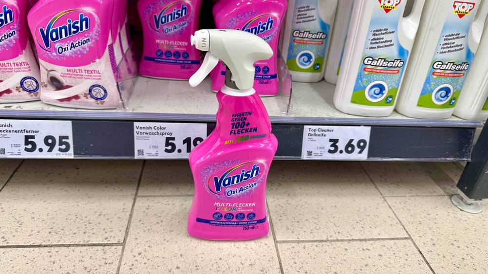 Der getestete Vanish-Fleckenentferner vor einem Verkaufsregal auf dem Boden stehend.