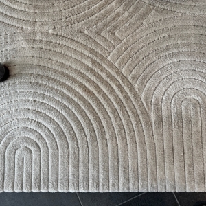 Ergebnisse nach der Reinigung mit dem Vanish-Teppichreiniger, links ist ein Kaffeefleck verschwunden und rechts ist der Teppich aufgehellt.