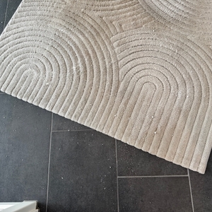 Pulverreste auf Teppich und Fliesenboden nach dem Reinigen mit dem Vanish-Teppichreiniger