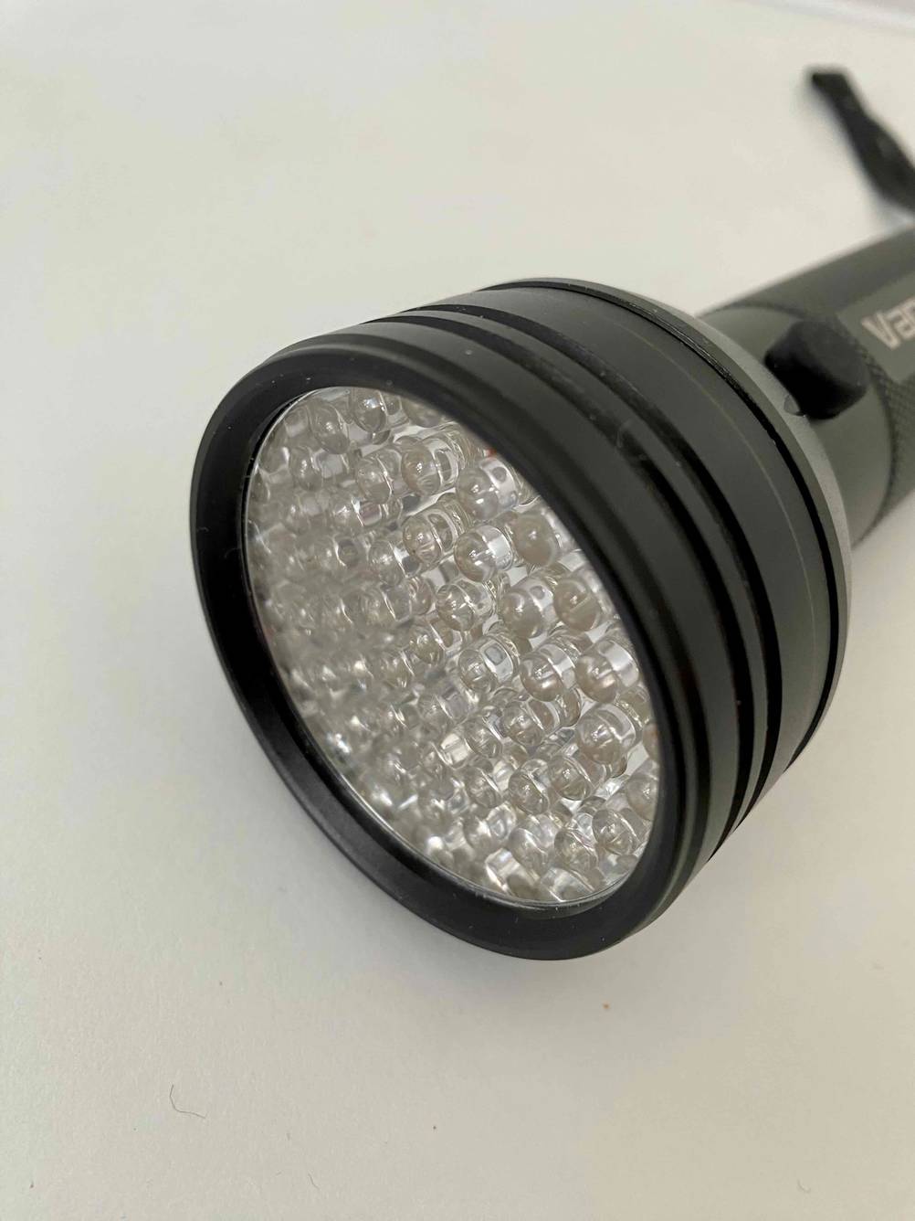 UV-Taschenlampe getestet: Nahaufnahme der Leuchten der Lampe.