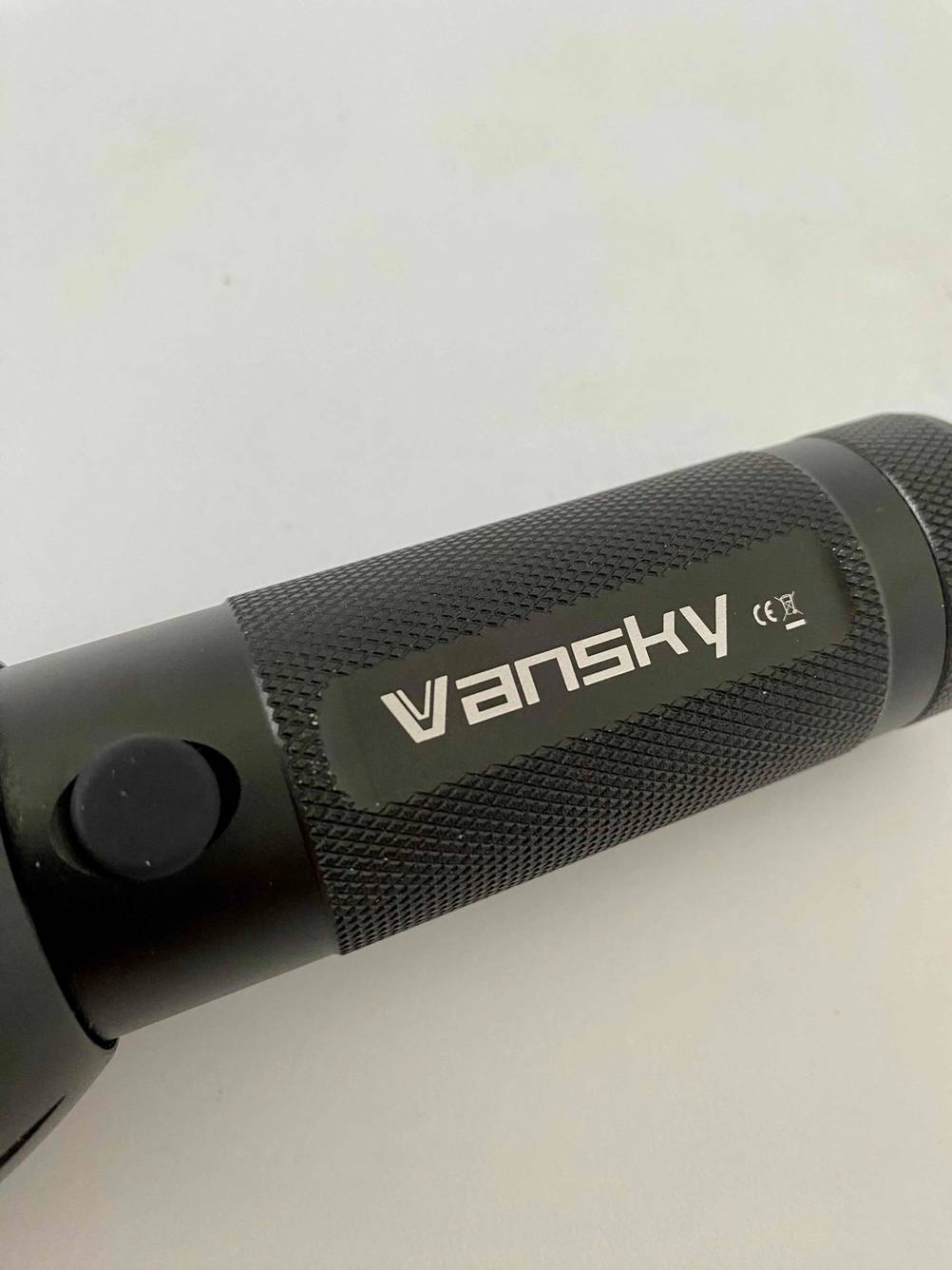 Im Test: Nahaufnahme des Logos auf dem Griff einer UV-Taschenlampe.