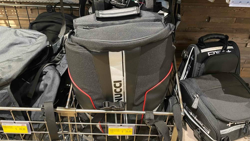 Motorradrucksack getestet: Rucksack hat ein dunkles Design.