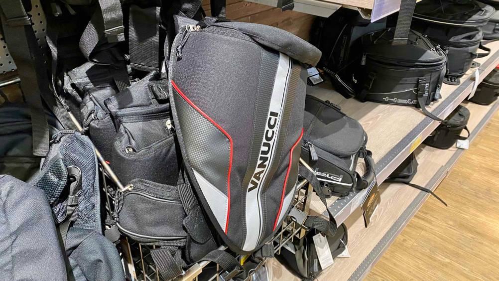 Motorradrucksack im Test: Einige Exemplare liegen aufeinander.