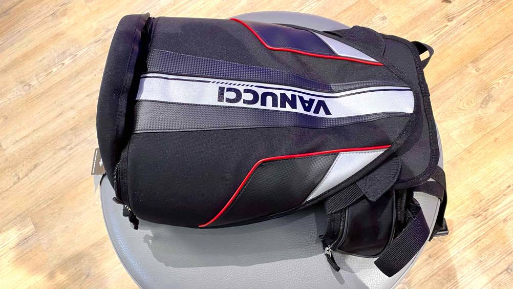 Motorradrucksack im Test: Rucksack ist aus der Vogelperspektive zu sehen.