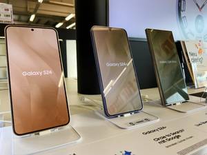 Das Samsung Galaxy S24, S24+ und S24 Ultra werden in einer Reihe nebeneinander präsentiert.
