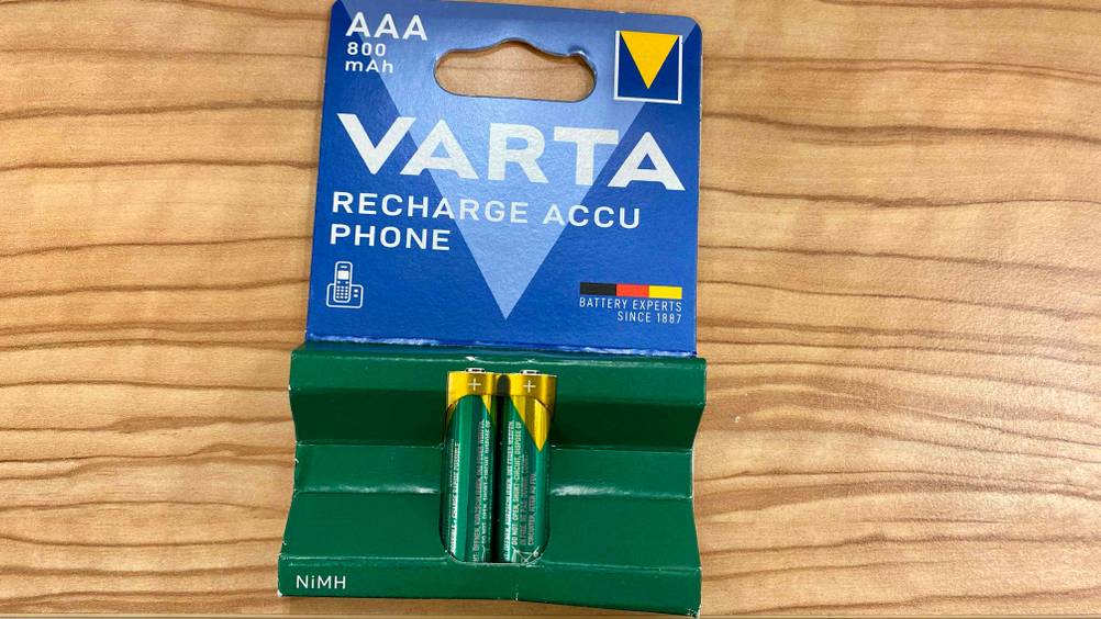 Im Test: Eine Packung mit 2 AAA-Akkus von oben auf einer Holzfläche.