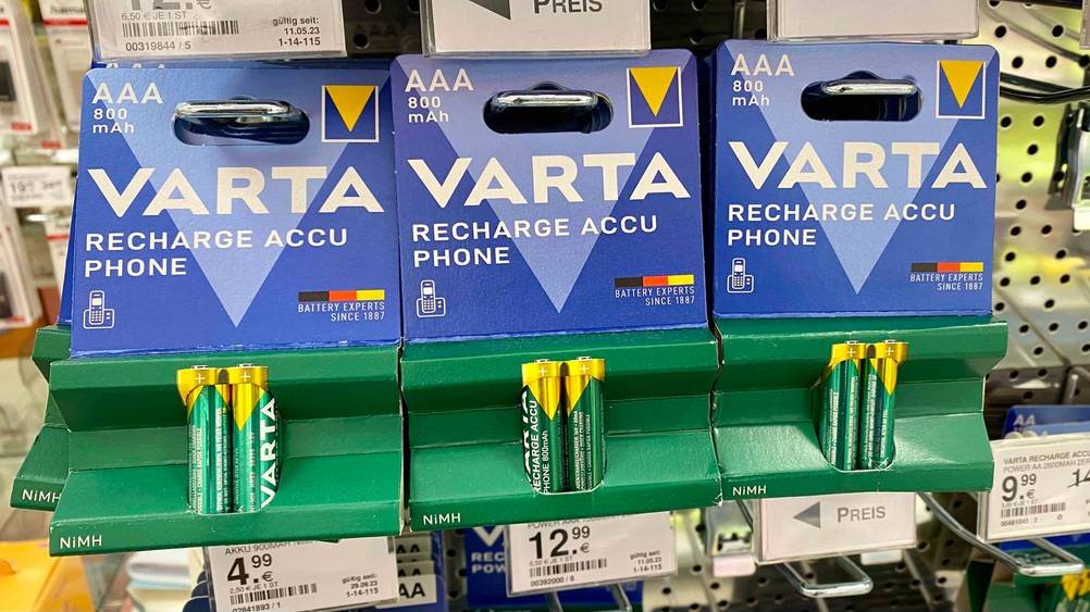 Mehrere Packungen der getesteten AAA-Akku hängen nebeneinander in einem Verkaufsregal mit Preisangaben.