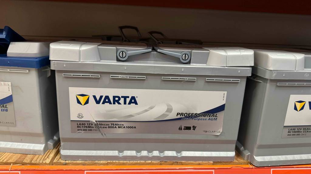 Im Test: AGM-Batterien für Wohnmobile in einer Reihe auf einem Verkaufsregal.