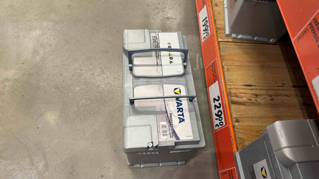 Getestet: Eine AGM-Batterie fürs Wohnmobil von oben betrachtet.