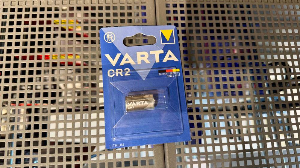 Auf einem Gitter liegt die Varta-Batterie im Test.