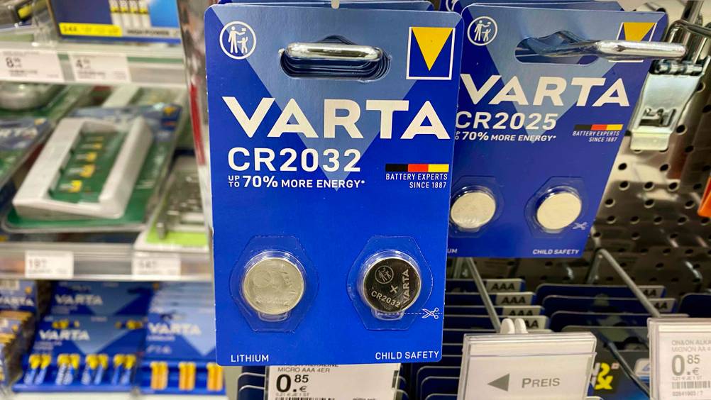 Eine Packung mit 2 CR2032-Batterien im Test hängt neben anderen Produkten in einem Verkaufsregal.