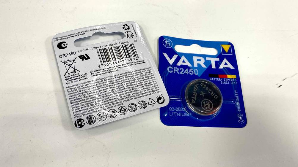 Varta CR2450 im Test: Lithium-Knopfzellen liegen auf hellem Untergrund. 