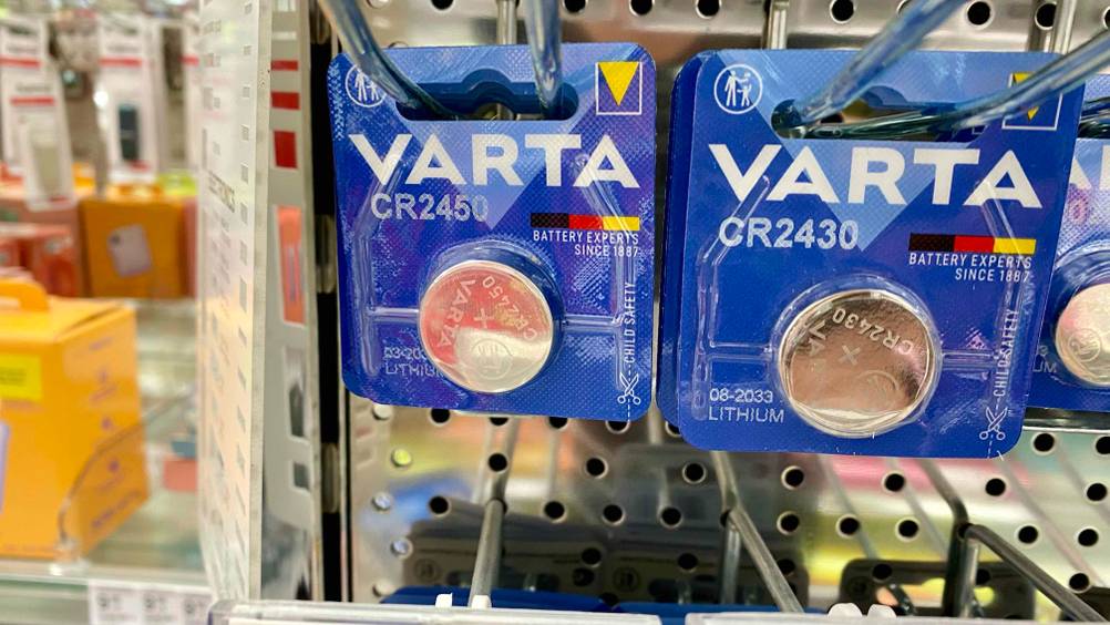 Varta CR2450 getestet: Lithium-Knopfzellen befinden sich in ihrer Verpackung.