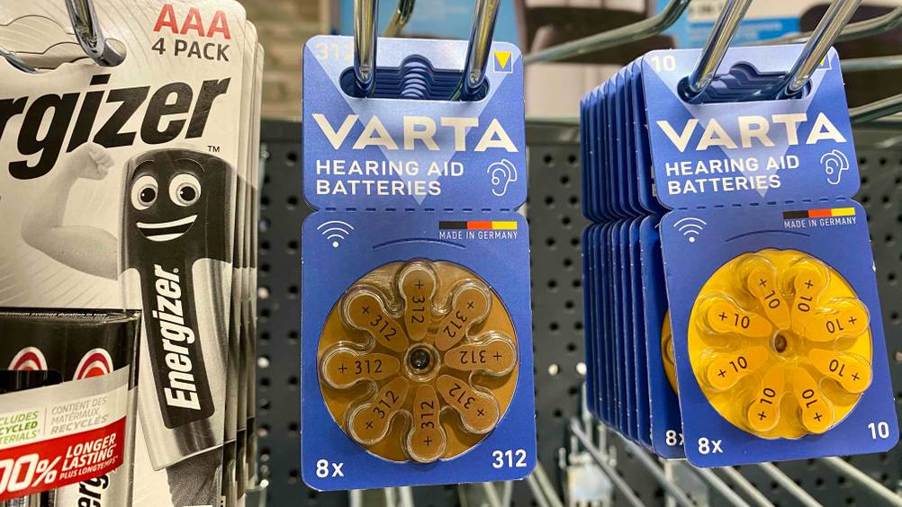 Im Test: Mehrere Packung der Hörgerätebatterien-312 hängen neben anderen Produkten in einem Verkaufsregal.