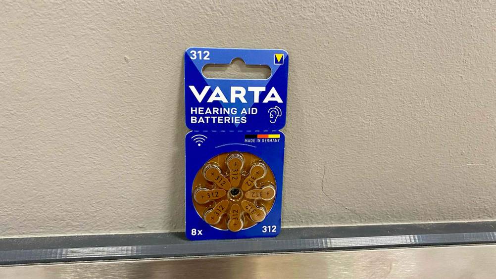 Hörgerätebatterien-312 getestet: Eine Packung der Batterien vorn einer hellen Wand.