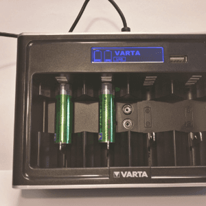 varta-universal-charger-laedt-nur-paare