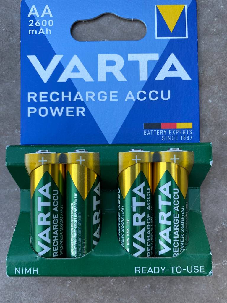 Varta AA Akkus mit 2600 mAh liegt in der 4-er Verpackung auf grauem Hintergrund.