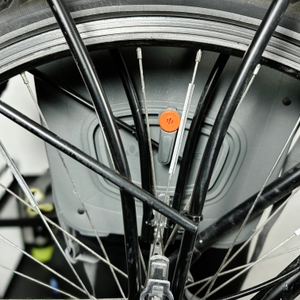 Unterseite der Vaude-Aqua-Back-Tasche mit Blick auf das untere Hakenmodul. Die Tasche ist am Gepäckträger fixiert.