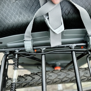 Nahaufnahme der Befestigung der Vaude-Aqua-Back-Fahrradtasche am Gepäckträger. Zwei Haken greifen von oben über das Trägerrohr, die Tasche ist noch nicht eingerastet.