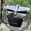 Die Vaude Aqua Back Fahrradtasche von der Seite fotografiert, am Fahrrad montiert. Die Tasche ist geschlossen und hängt am hinteren Gepäckträger.