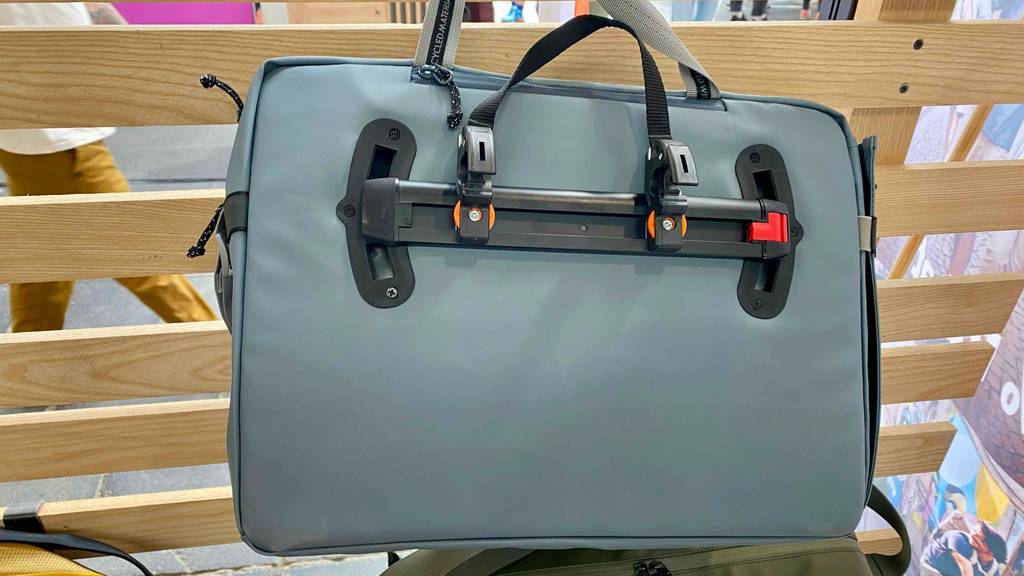 Detailansicht der Befestigungsschiene auf der Rückseite einer getesteten Fahrradtasche fürs Büro.