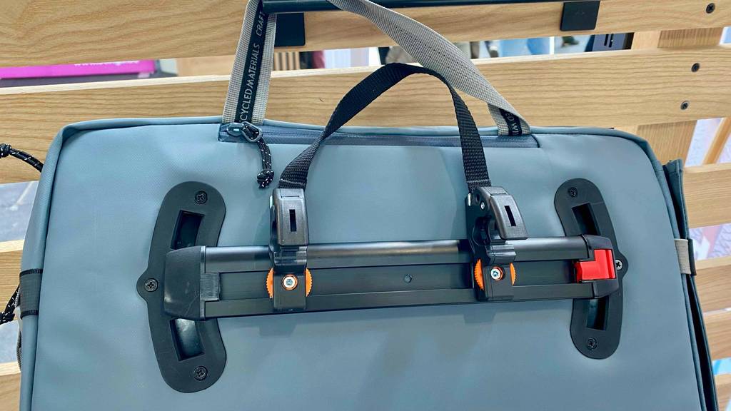 Nahaufnahme der hinteren hinten betrachtet mit Befestigungsschiene für Fahrrad-Gepäckträger oder -Lenkräder.