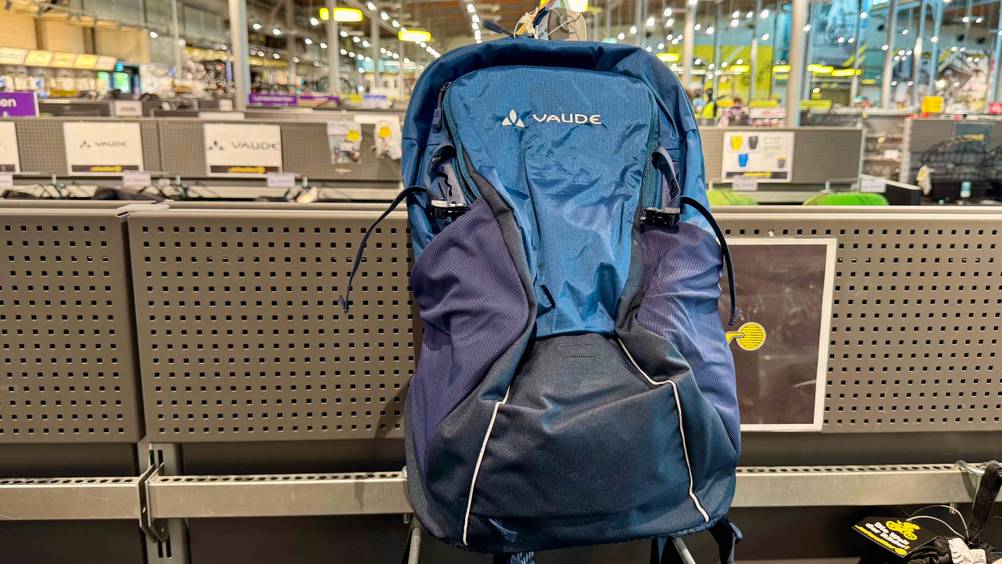Vaude-Rucksack getestet: Ein Rucksack von vorne in einem Verkaufsladen.