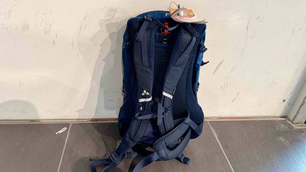 Der Vaude-Rucksack im Test mit der Rückseite nach vorne vor einer hellen Wand.
