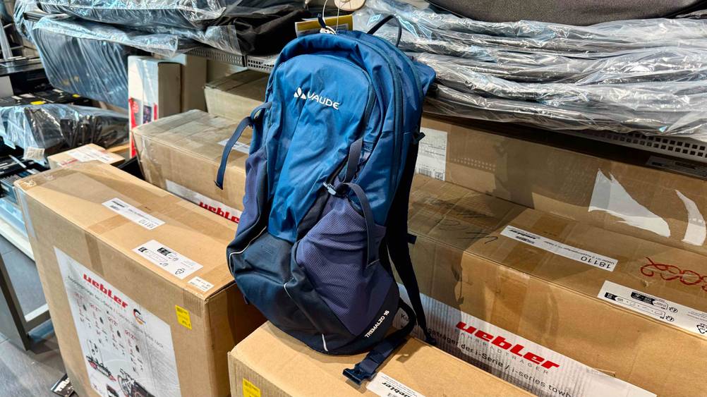 Ein getesteter Vaude-Rucksack auf Kartons stehend.