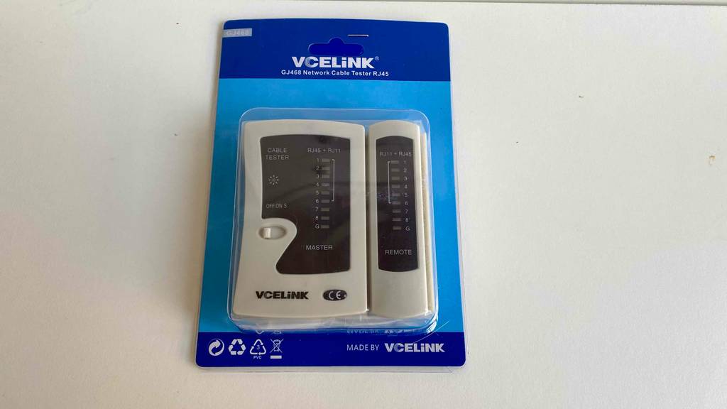 Kabeltester-Test: Ein Kabeltester RJ45 befindet sich eingeschweißt in seiner blauen Verpackung auf einer weißen Fläche.