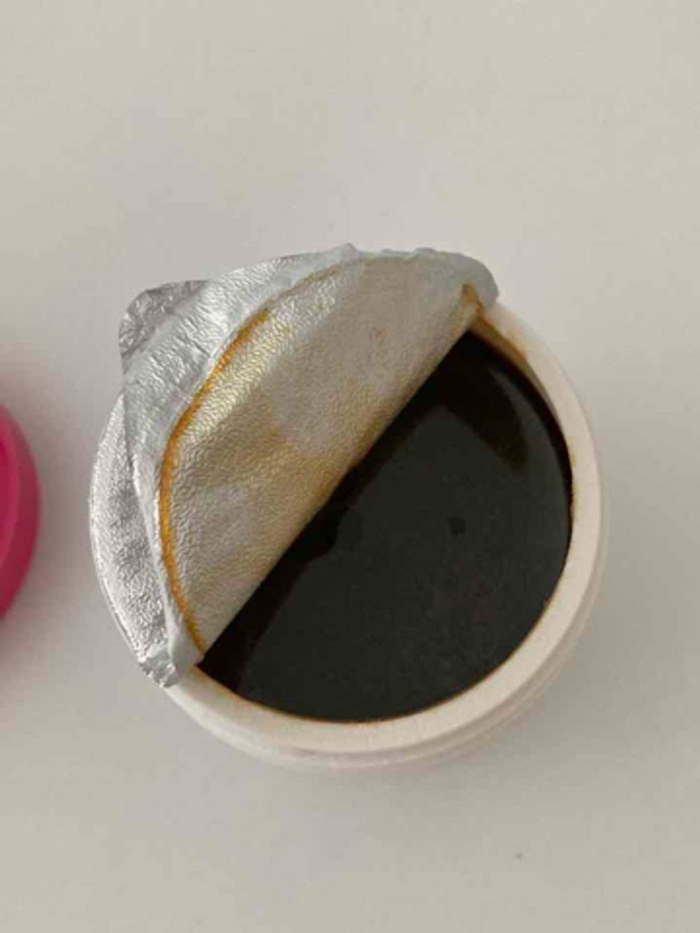 Anblick von oben auf die getestete Zuckerpaste, die sich in einer Dose befindet.