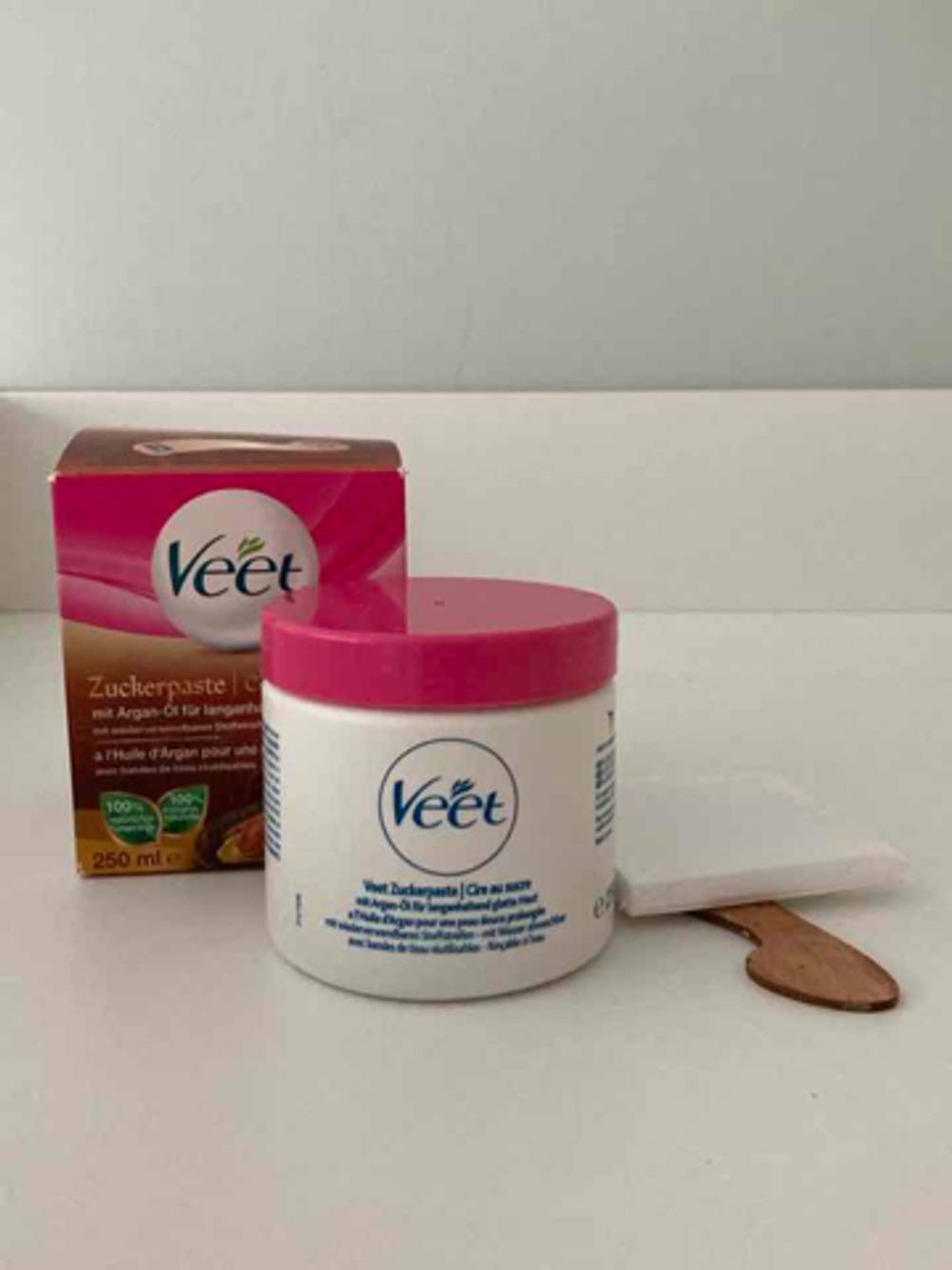 Zuckerpasten-Test: Das VEET-Set mit Dose, Spatel und Flies steht auf einer beigefarbenen Oberfläche.