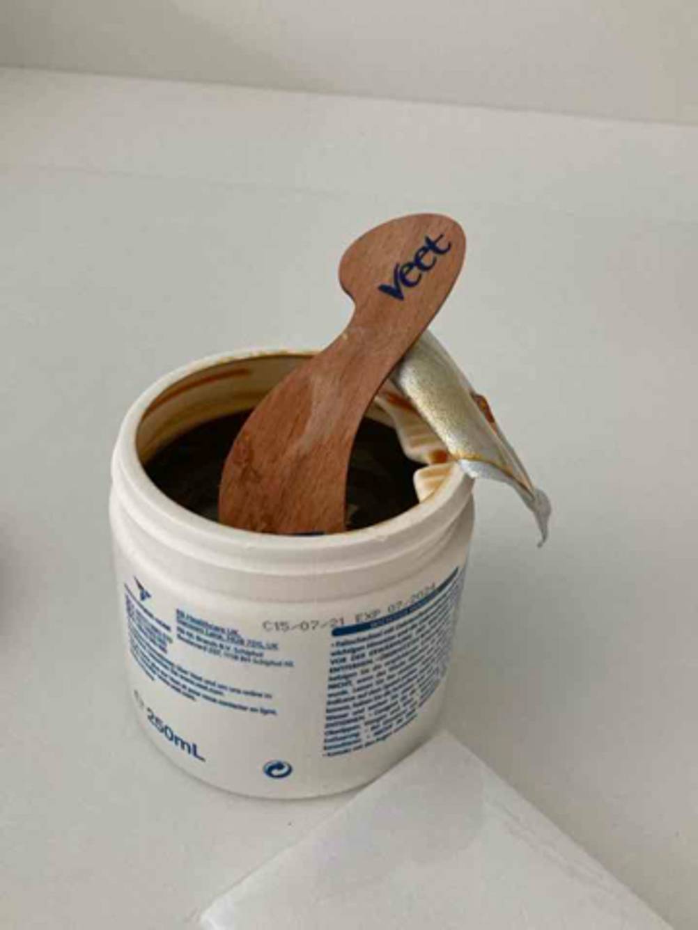 Die getestete Zuckerpaste befindet sich in einer geöffneten Dose, in der auch ein Spatel steckt.