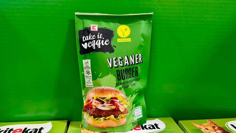 Vegane Burger-Patties getestet: Eine Packung vor einer grünen Wand.