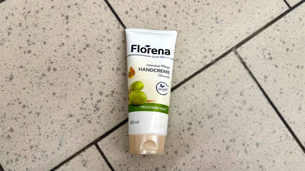 Getestet: Eine vegane Handcreme von oben auf einem Fließenboden.