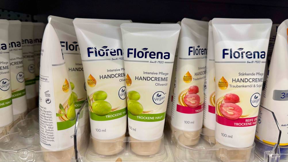 Mehrere Tuben der veganen Handcreme im Test in einem Verkaufsregal.