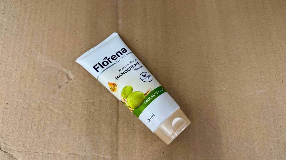 Vegane Handcreme getestet: Eine Tube von schräg oben auf einem Karton.