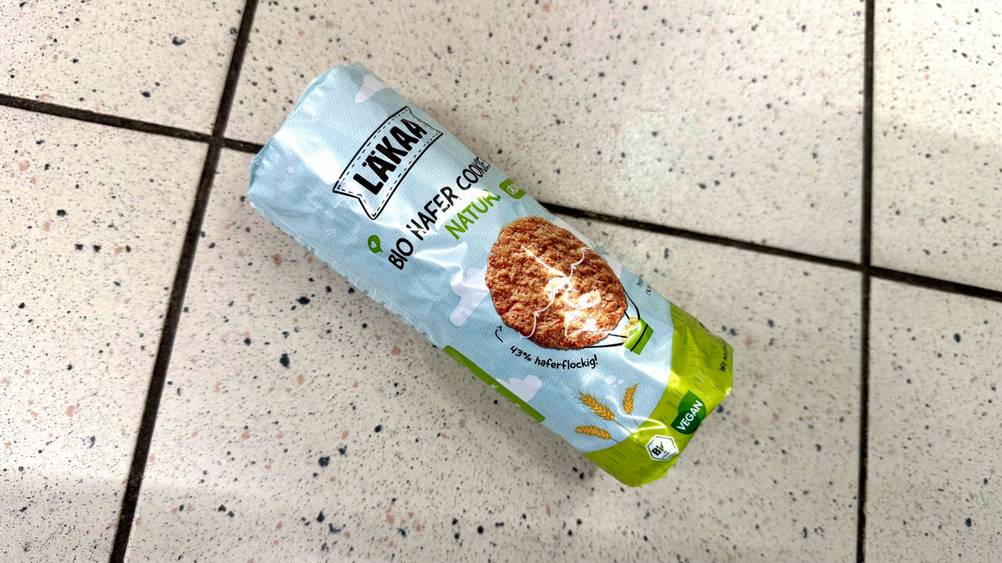 Vegane Kekse-Test: Eine Packung liegt auf einem Fließenboden.