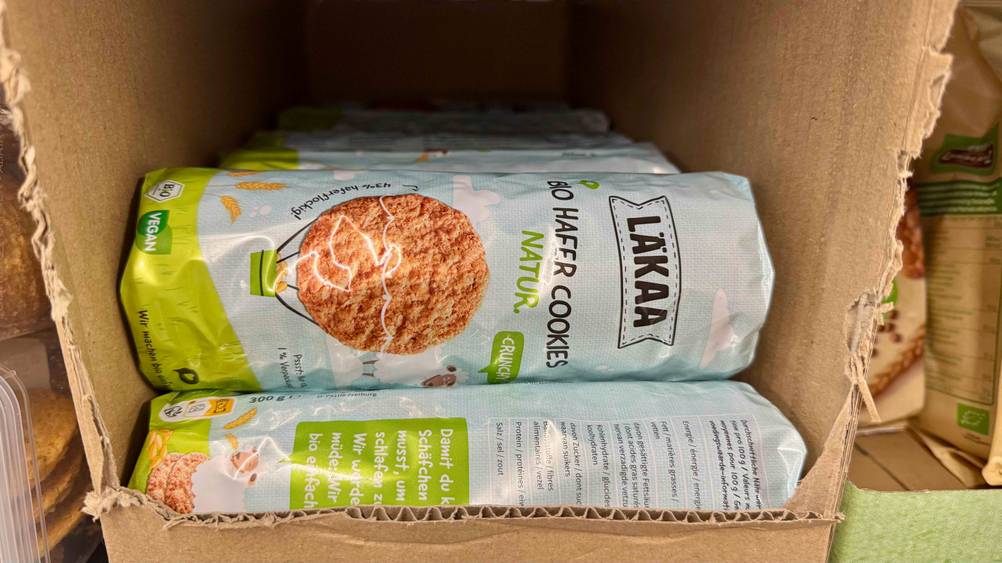 Vegane Kekse im Test: Mehrere Packungen liegen in einem Karton.
